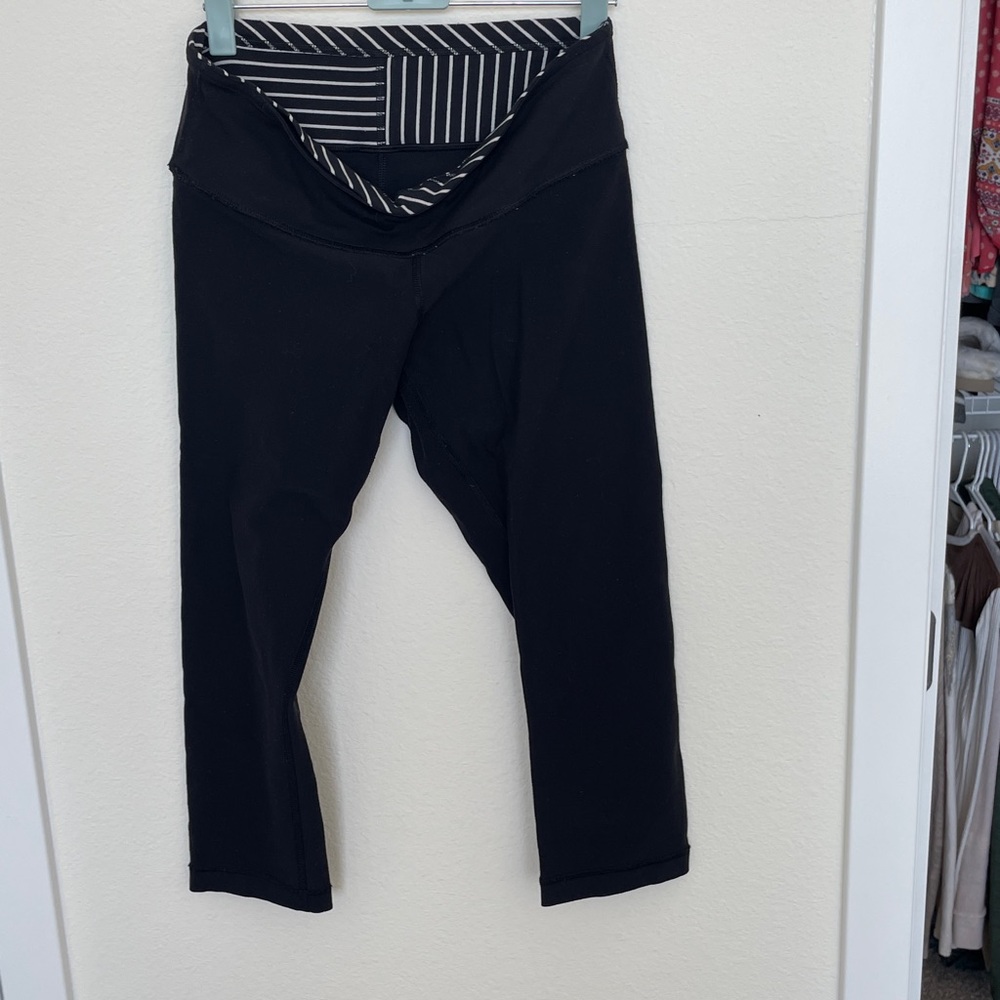 Lululemon black capri leggings size S in excellent condition